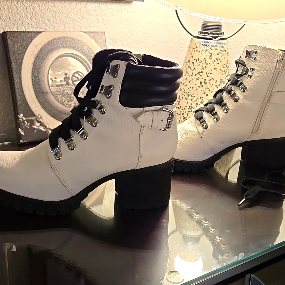 New MIA short Boots size 10 White Leather B100